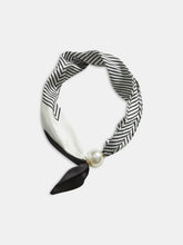 Pearl Magnetic Closure Striped Neck Scarf