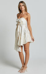 Adalia Mini Dress - Strapless Sweetheart Dress With A Oversized Bow in Cream
